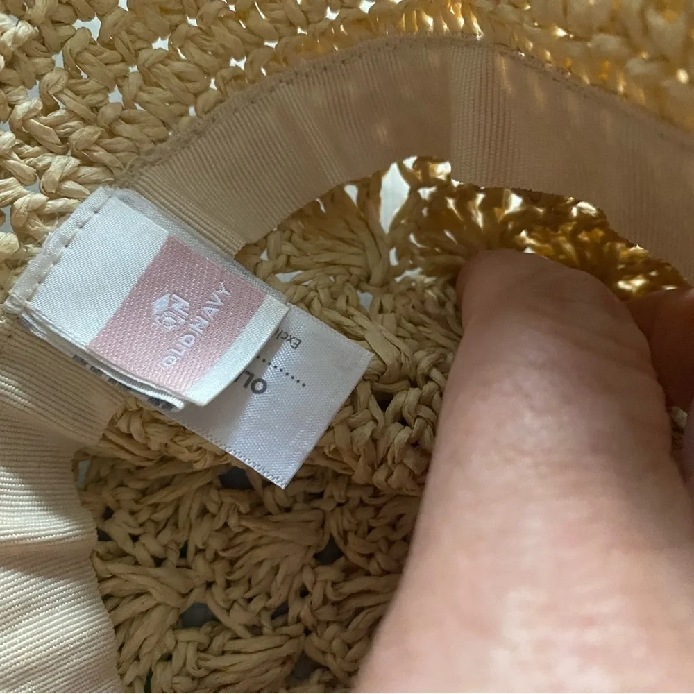 Old Navy girls hat 100% paper